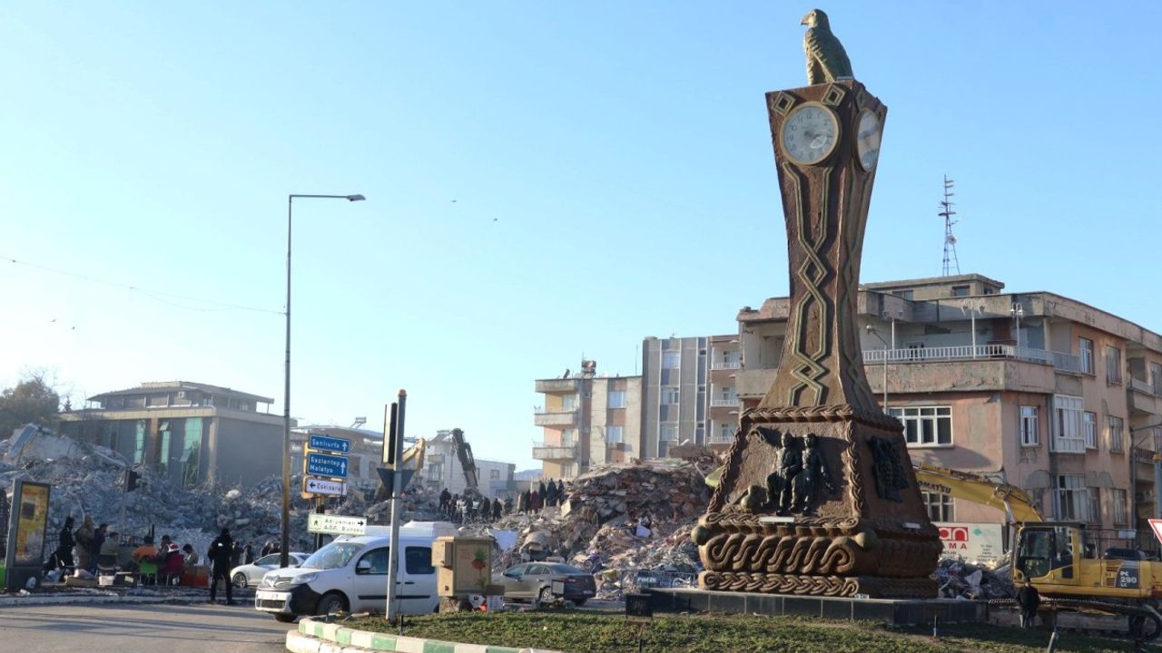 Adıyaman'da kentin simgesi Saat Kulesi'ndeki saatler 04.17'de durdu 