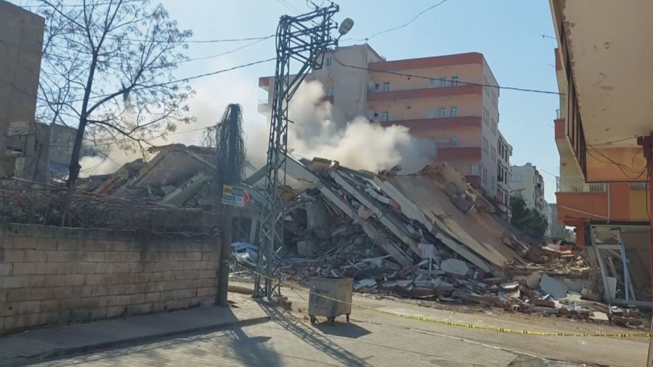 Kahta’da hasar gören cami minareleri yıkılıyor 