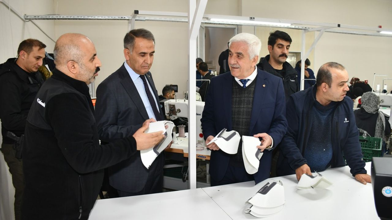 Vali Çuhadar ASGEM’de ayakkabı üretim atölyelerini gezdi