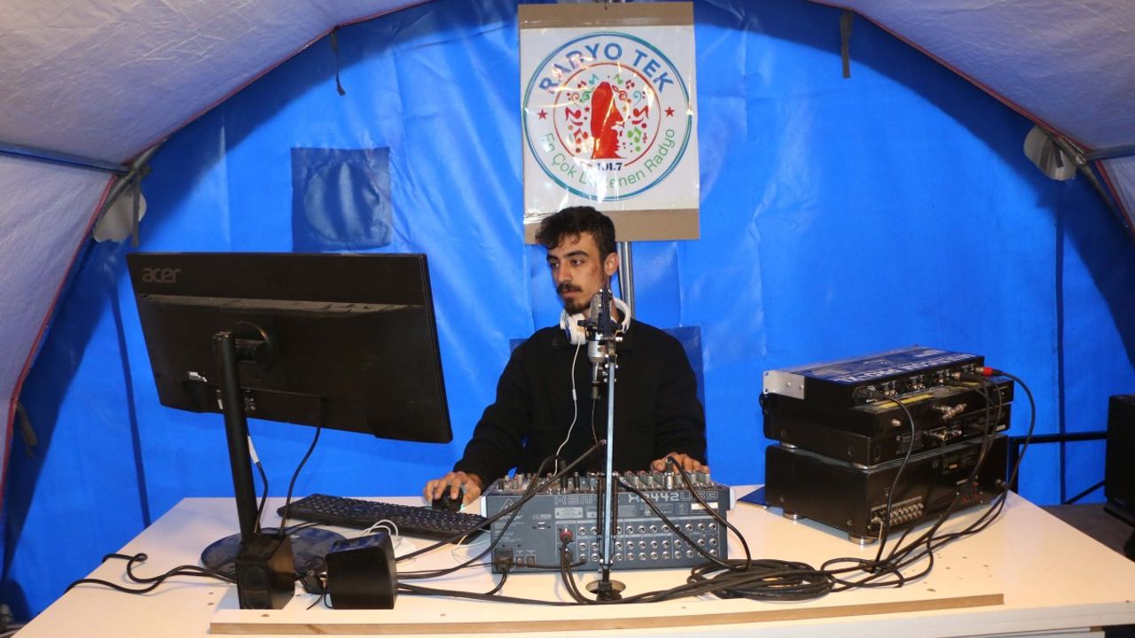 Adıyaman'da yerel radyo çadırda yayına başladı 