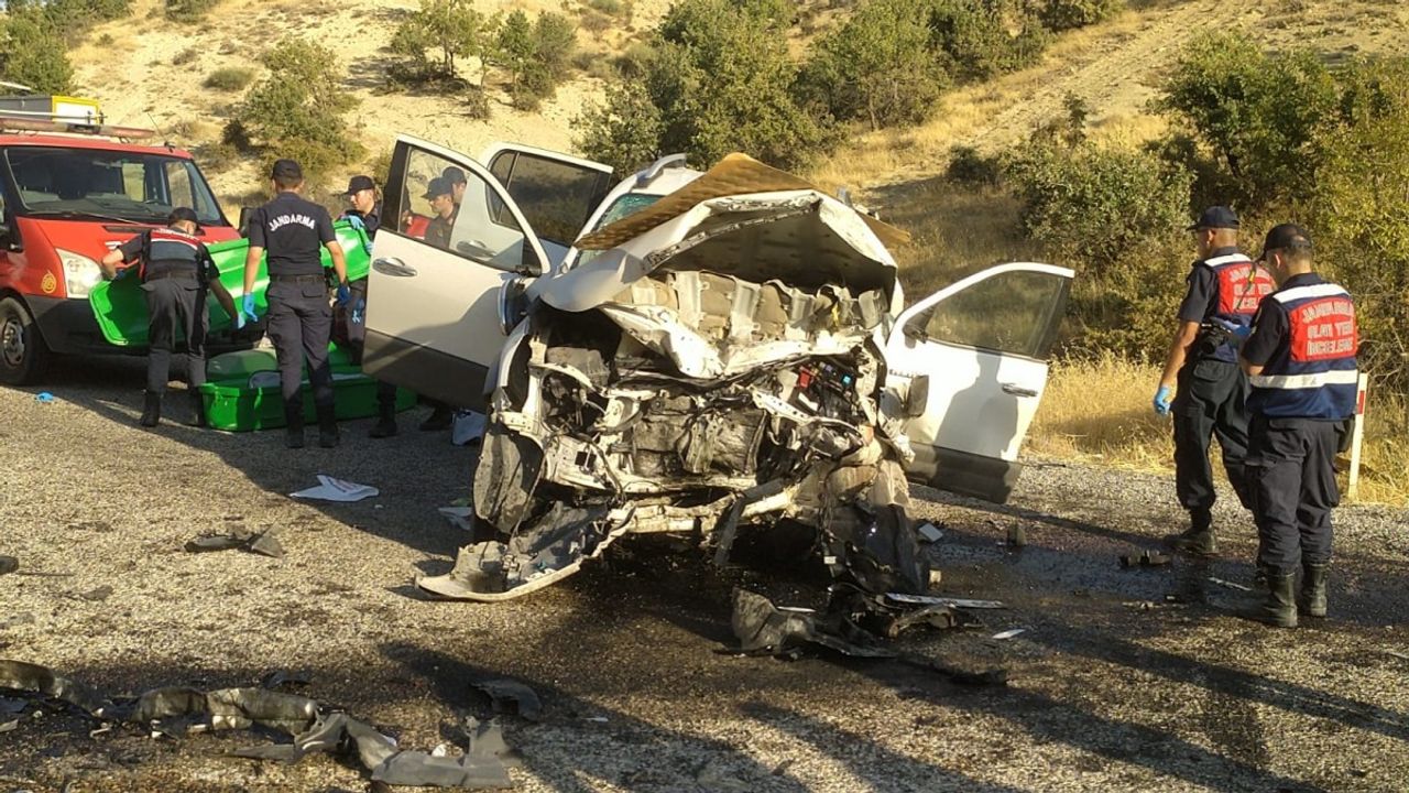 Adıyaman'da feci kaza: 4 ölü, 3 yaralı  - Videolu Haber