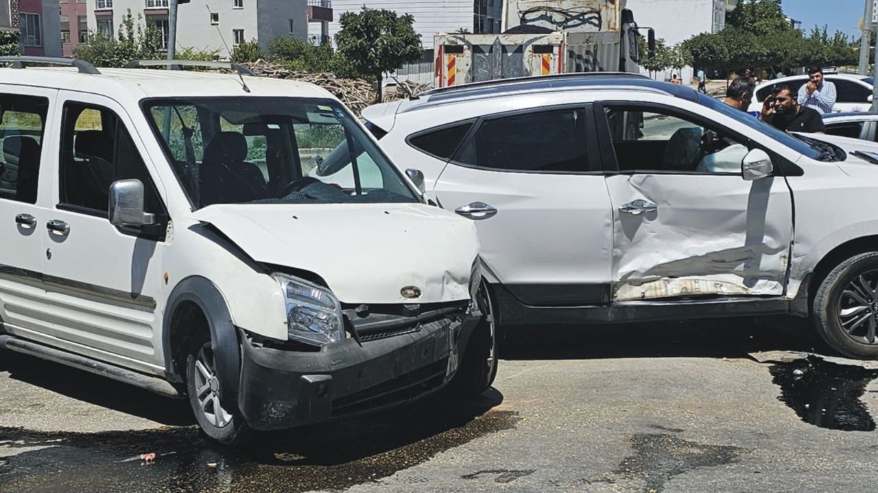 Kahta'da hafif ticari araçların karıştığı kazada 3 kişi yaralandı 