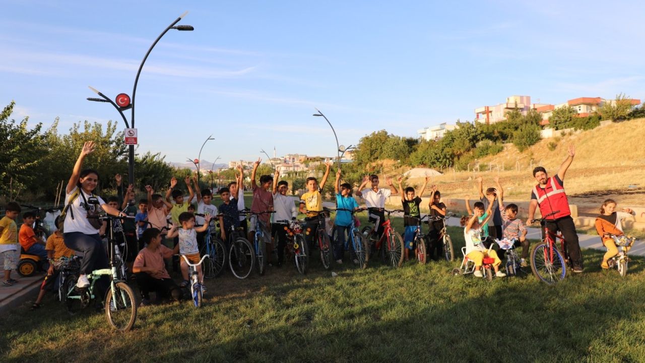 Çocuklar bisiklet turu etkinliğinde doyasıya eğlendiler 