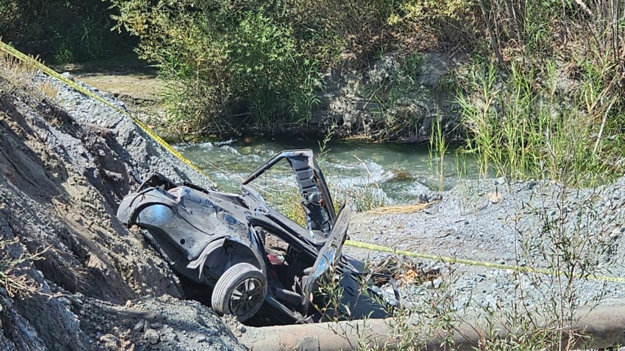 Otomobil, şarampole devrildi; sürücü, eşi ve 2 çocuğu öldü