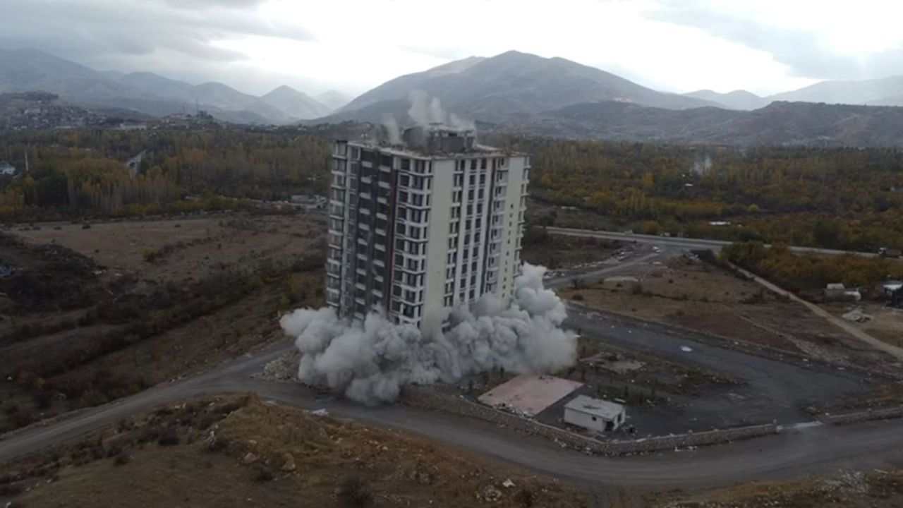 17 katlı bina 140 kilogram dinamitle yıkıldı  - Videolu Haber