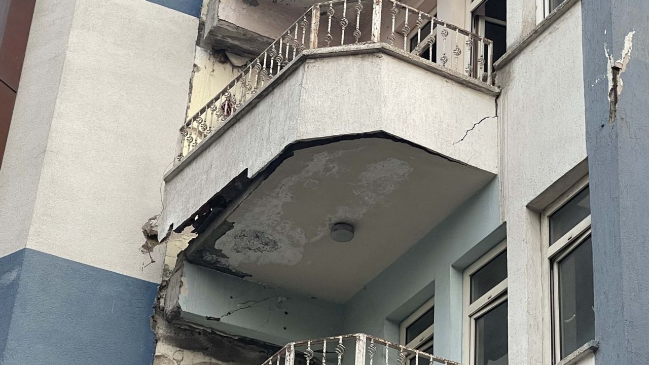 Adıyaman'da ağır hasarlı binalar tehlike saçıyor  - Videolu Haber