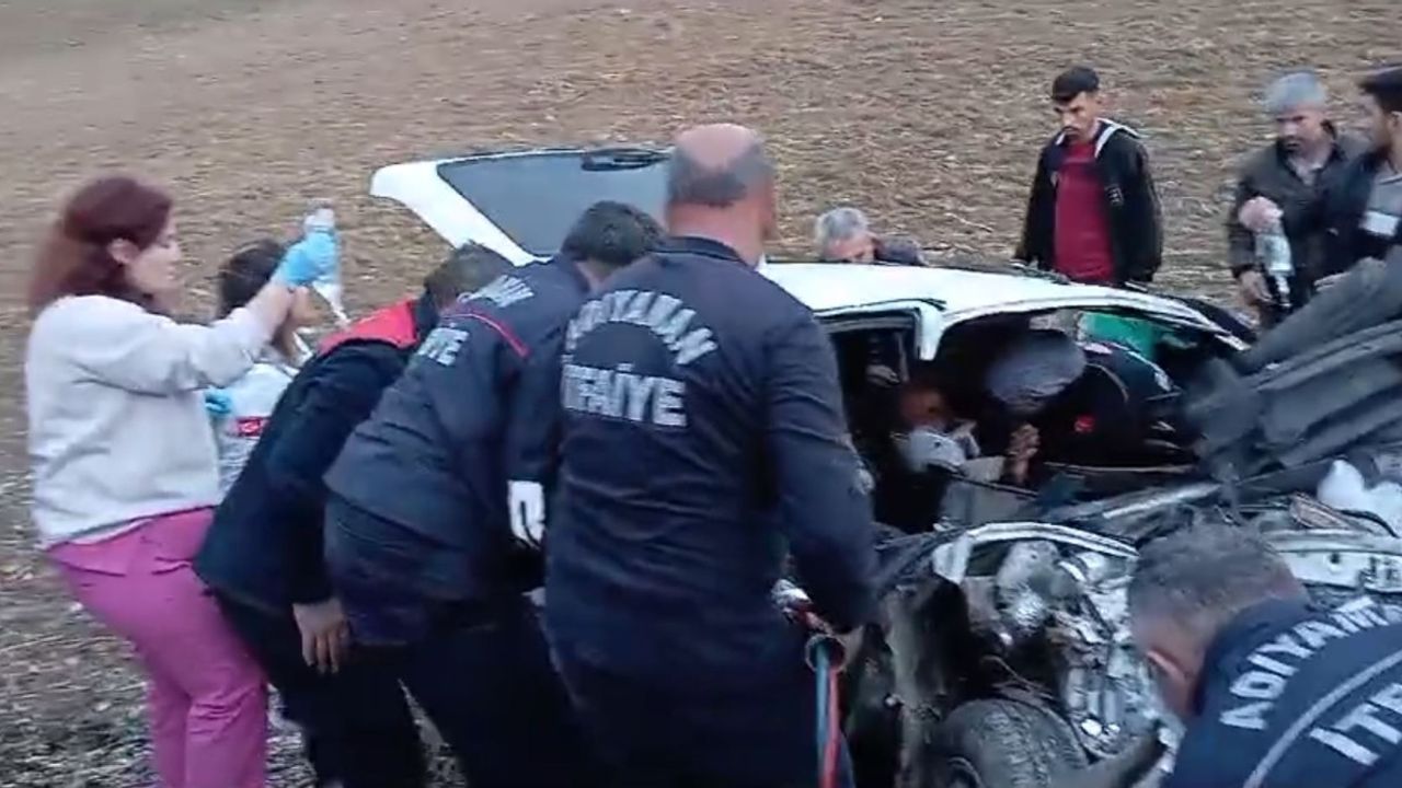 Adıyaman'da Kamyonetle otomobilin karıştığı feci kazada 1 ölü, 3 yaralı  - Videolu Haber