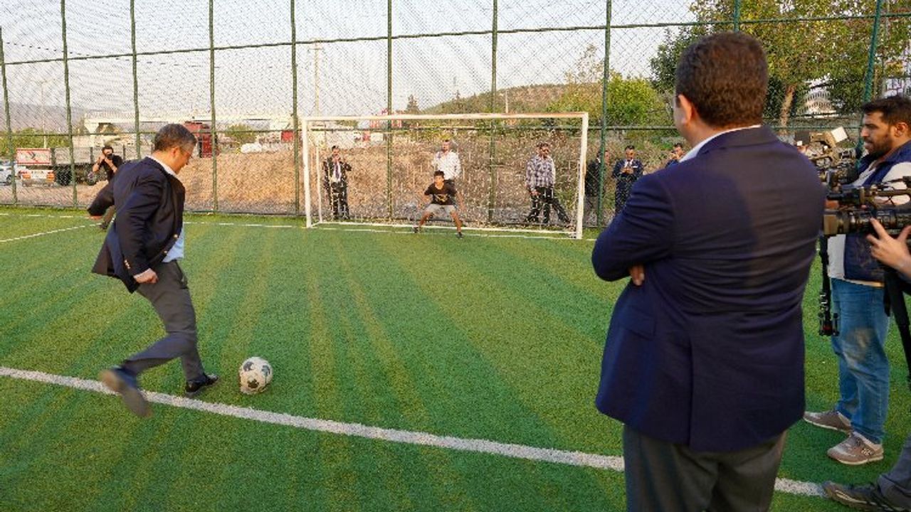 Özgür Özel Hatay'da gençlerle sohbet edip, futbol oynadılar