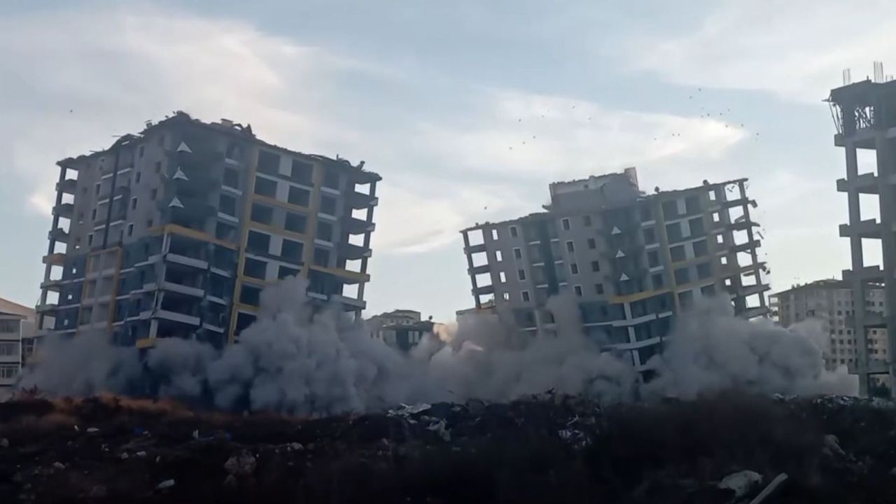 Malatya'da ikiz binalar kontrollü şekilde yıkıldı  - Videolu Haber