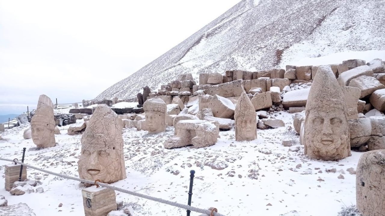 Yağan karla birlikte Nemrut Dağı fotoğrafçıların akınına uğradı