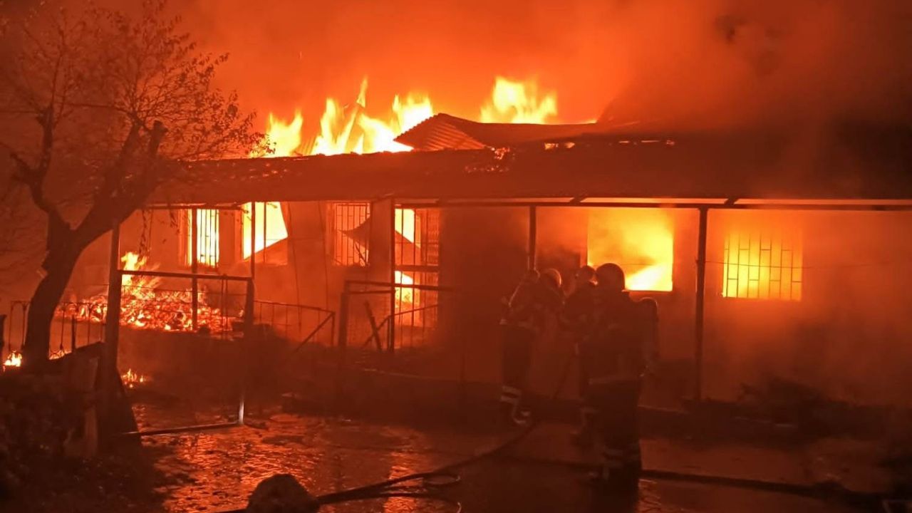 Adıyaman'da yangında ev kullanılamaz hala geldi  - Videolu Haber