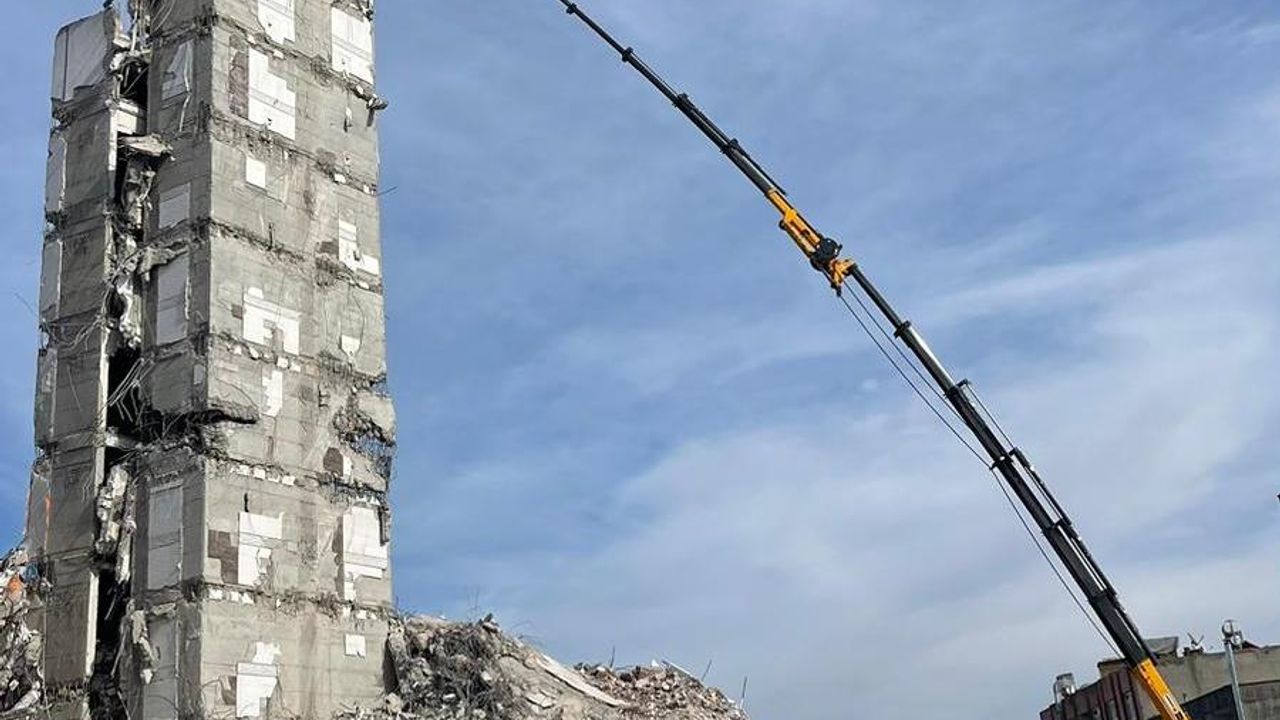Ağır hasarlı binayı halat yardımıyla yıktılar  - Videolu Haber