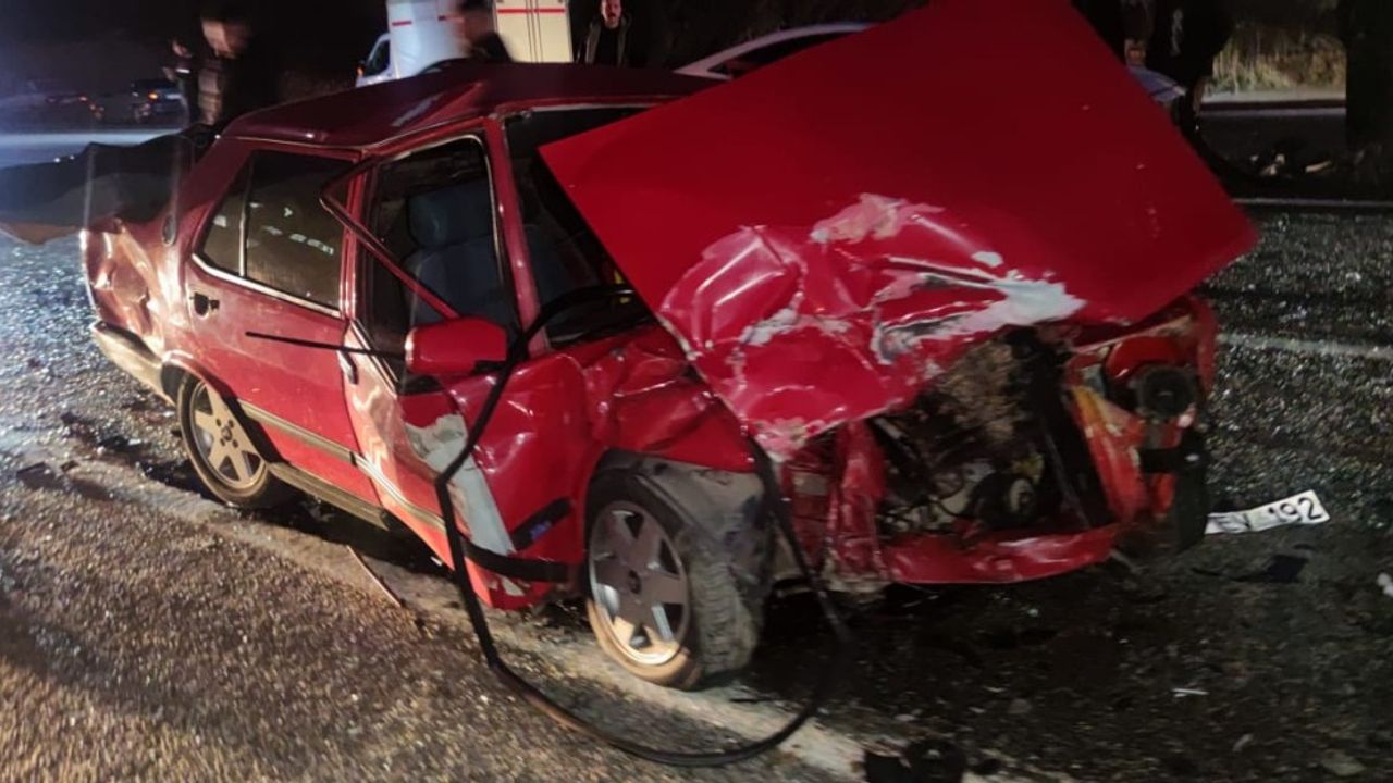 Adıyaman'da iki otomobil çarpıştı: 2 yaralı  - Videolu Haber