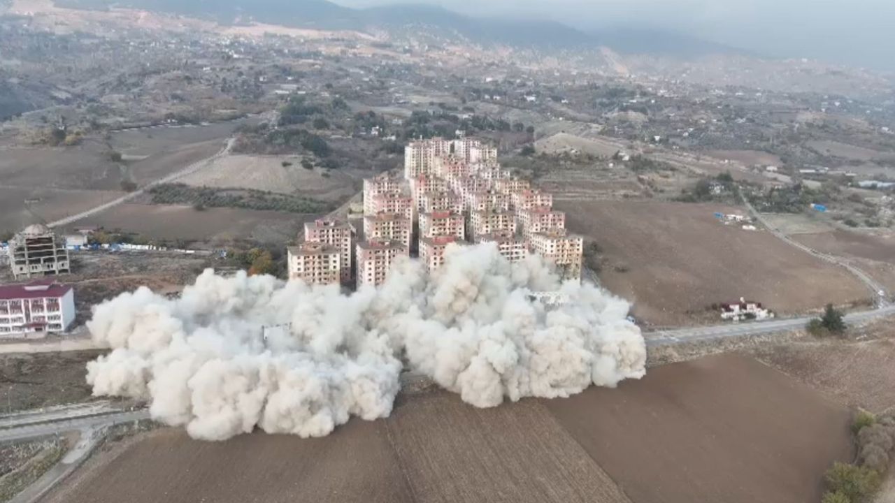 Kahramanmaraş'ta 3 bina aynı anda yıkıldı  - Videolu Haber