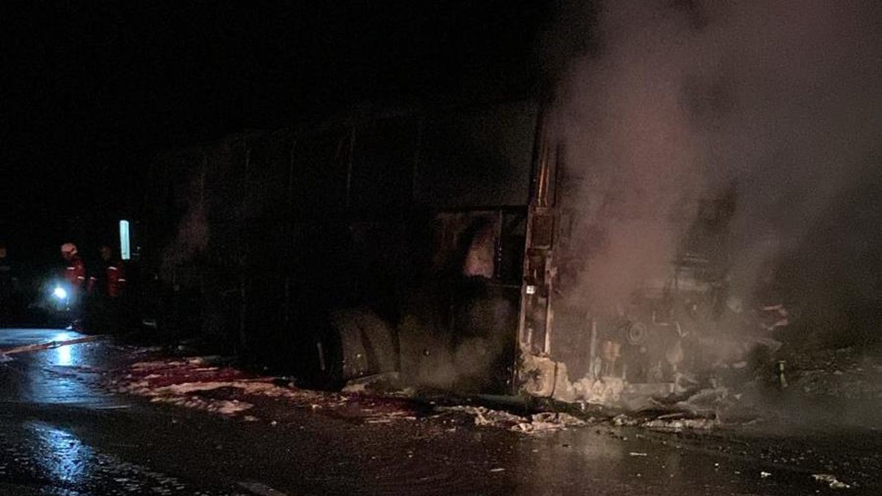 Malatya'da alev alan yolcu otobüsünü itfaiye ekipleri söndürdü