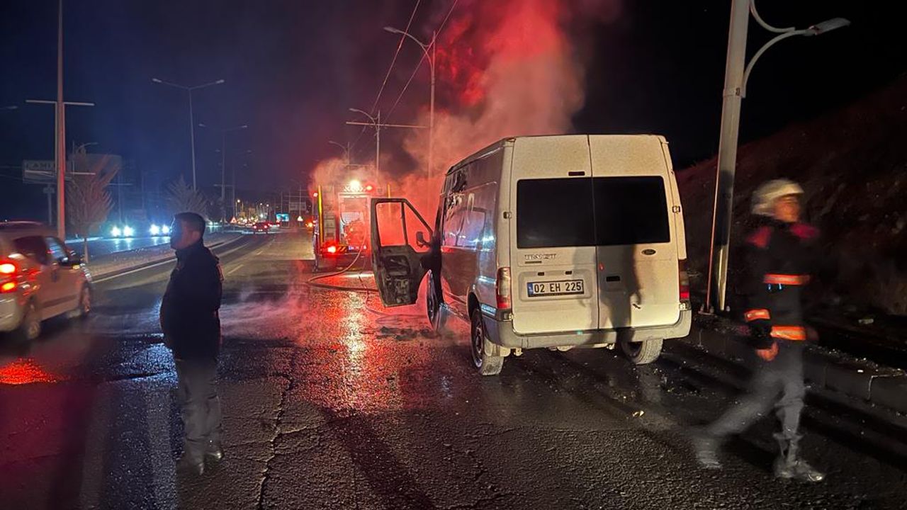 Seyir halindeki minibüs alev alev yandı  - Videolu Haber