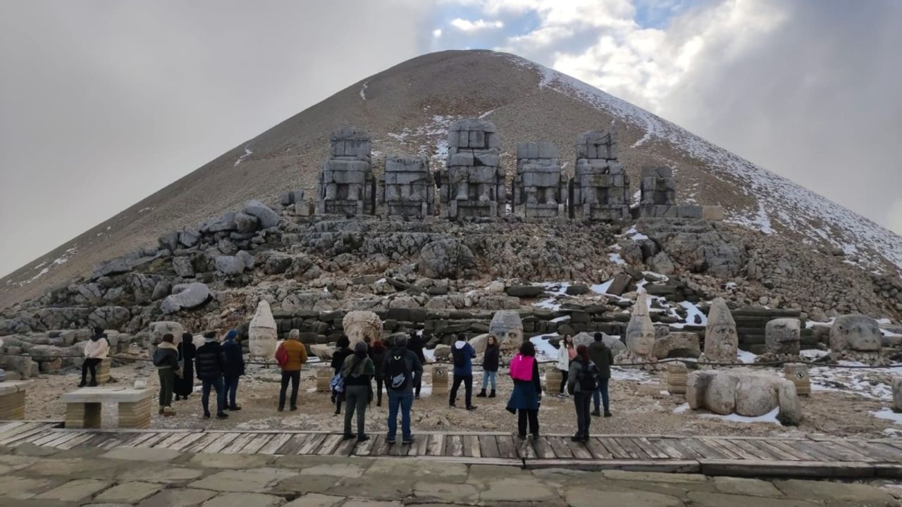 Turistler soğuk havaya aldırış etmeden Nemrut Dağı'na tırmandı 