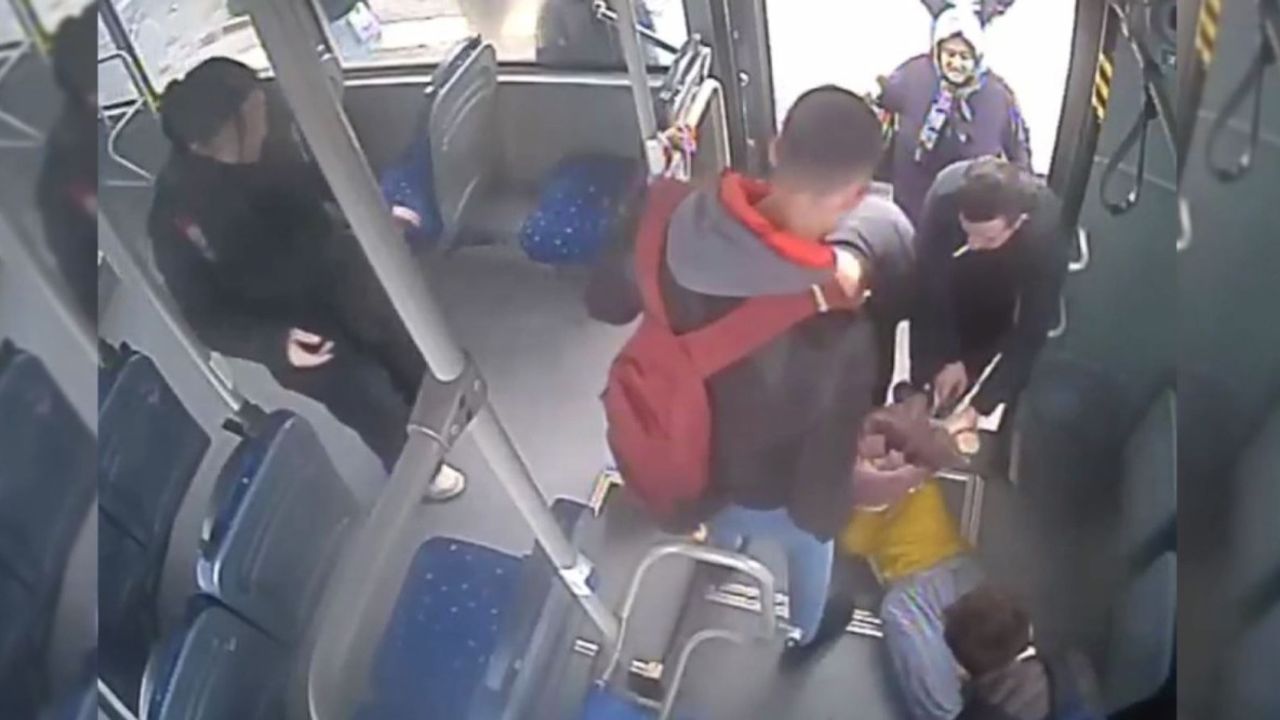 Yolda fenalaşan kadını halk otobüsü hastaneye yetiştirdi  - Videolu Haber