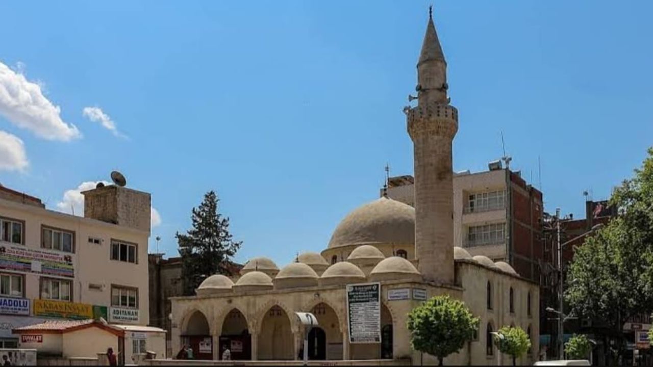 Yenipınar Camisi cemaati deprem şehitlerini unutmadı