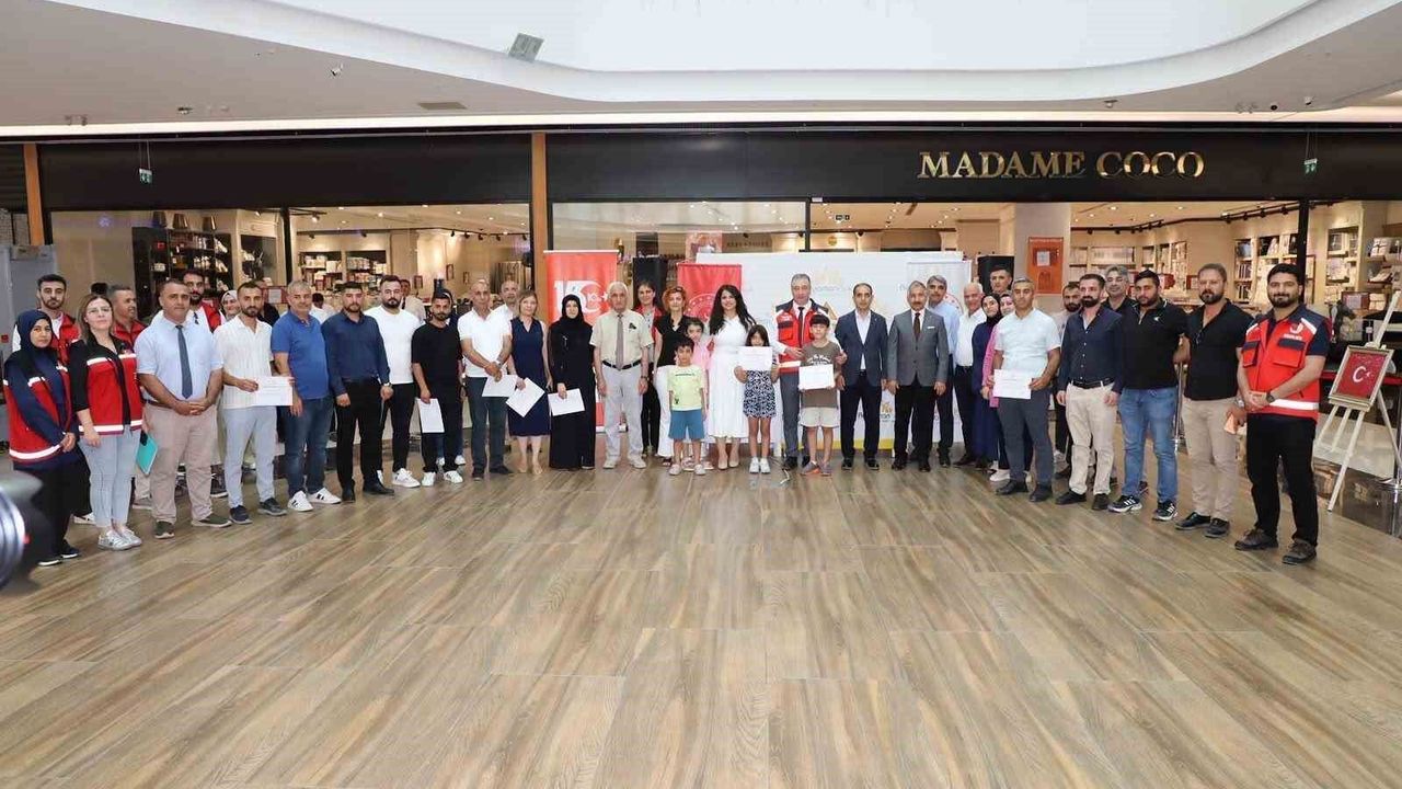 Adıyaman'da şehit yakınları ve gazilerin ebru sergisi açıldı