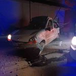 Hafif ticari araç iş yerinin gölgeliğine çarptı: 1 yaralı