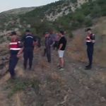 Kovalarla su taşıyan köylüler yangını söndürdü