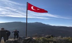 Adıyaman'ın Gerger ilçesinin yüksek tepesinde Türk Bayrağı dalgalandırıldı
