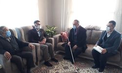Müftüden Camide beş vakit namaz kılan engelliye ziyaret