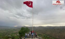 Köylüler Türk Bayrağını dalgalandırdı