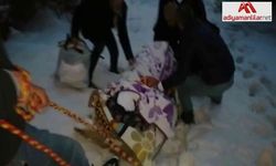 Hastayı tahta kızak ile ambulansa ulaştırdılar