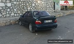 Adıyaman'da otomobil türbenin duvarına çarptı 4 yaralı