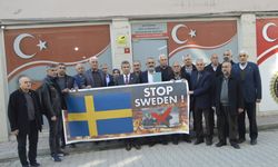 Muhtarlar 'İsveç'i Durdur' pankartını yakarak tepki gösterdiler