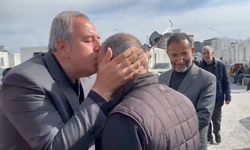 Depremzede Ordu Valisi Tuncay Sonel'i alnından öptü  - Videolu Haber