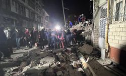 Malatya'da ağır hasarlı bina çöktü!
