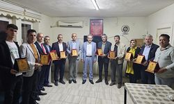 Başkanı Eyyüp Mehmet Emre'den muhtarlara plaket