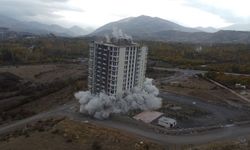 17 katlı bina 140 kilogram dinamitle yıkıldı  - Videolu Haber