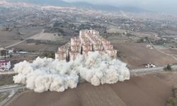 Kahramanmaraş'ta 3 bina aynı anda yıkıldı  - Videolu Haber