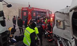 Malatya'da, otobüs ile kamyon çarpıştı: 4 ölü, 36 yaralı  - Videolu Haber
