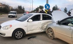 İki araç kaza yaptı: 3 kişi yaralandı-Videolu haber