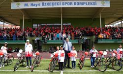 Başkan Yılmaz 23 Nisan’da çocuklara bisiklet dağıttı   - Videolu Haber