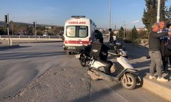 Otomobille çarpışan motosiklet sürücüsü yaralandı  - Videolu Haber