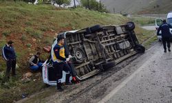 Şarampole devrilen minibüsteki 15 kişi yaralandı  - Videolu Haber