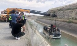 Adıyaman'da kanala devrilen kamyonunun sürücüsü öldü  - Videolu Haber