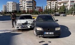 Adıyaman’da iki otomobil çarpıştı: 1 yaralı  - Videolu Haber