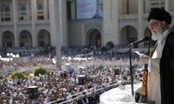 İran Lideri Hamaney hutbeye silahla çıktı: 'Gerekirse yine vuracağız' 