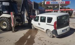 Adıyaman’da hafif ticari araç park halindeki iş makinesine çarptı: 2 yaralı  - Videolu Haber