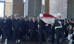 Ali Babacan, Anıtkabir Özel Defteri’ni imzaladı