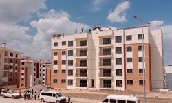 Adıyaman'da deprem konutları şantiyesinde işçi eylemi: 'Üç aydır ücret alamıyoruz'  - Videolu Haber