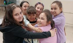 Depremzede Zeynep Duru’ya sınıf arkadaşlarından Ünye’de sürpriz veda partisi  - Videolu Haber