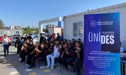 'Müzikle Umut' projesiyle konteyner kentte keman ezgileri yankılandı 